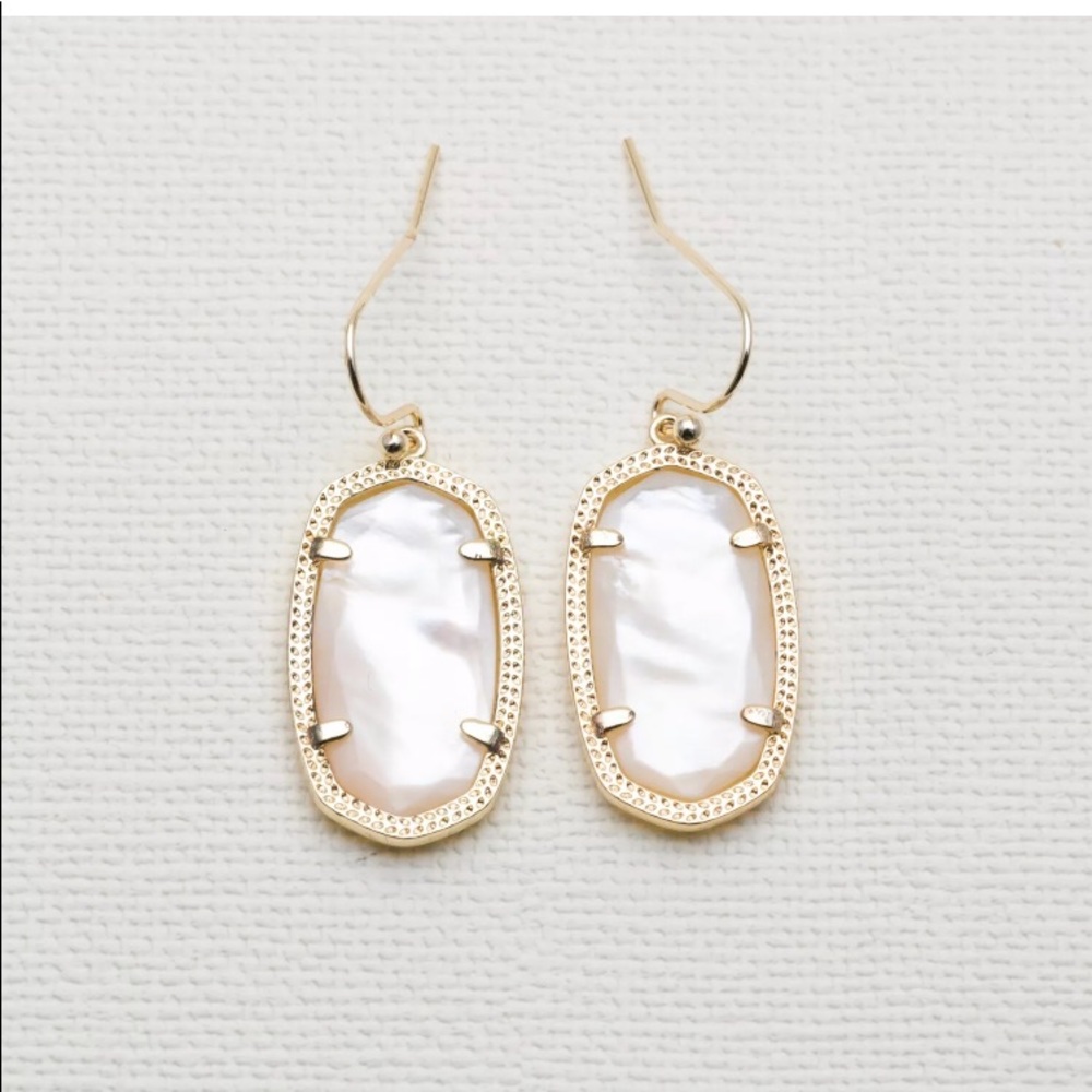 ๐ขLAST PAIR๐ขKENDRA Gold Dani Pearl Drop Earrings - Picture 3 of 8